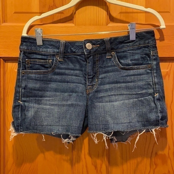 American Eagle Super Stretch Dark Wash Denim Shorts with Frayed Hem Size 6 - Picture 1 of 2